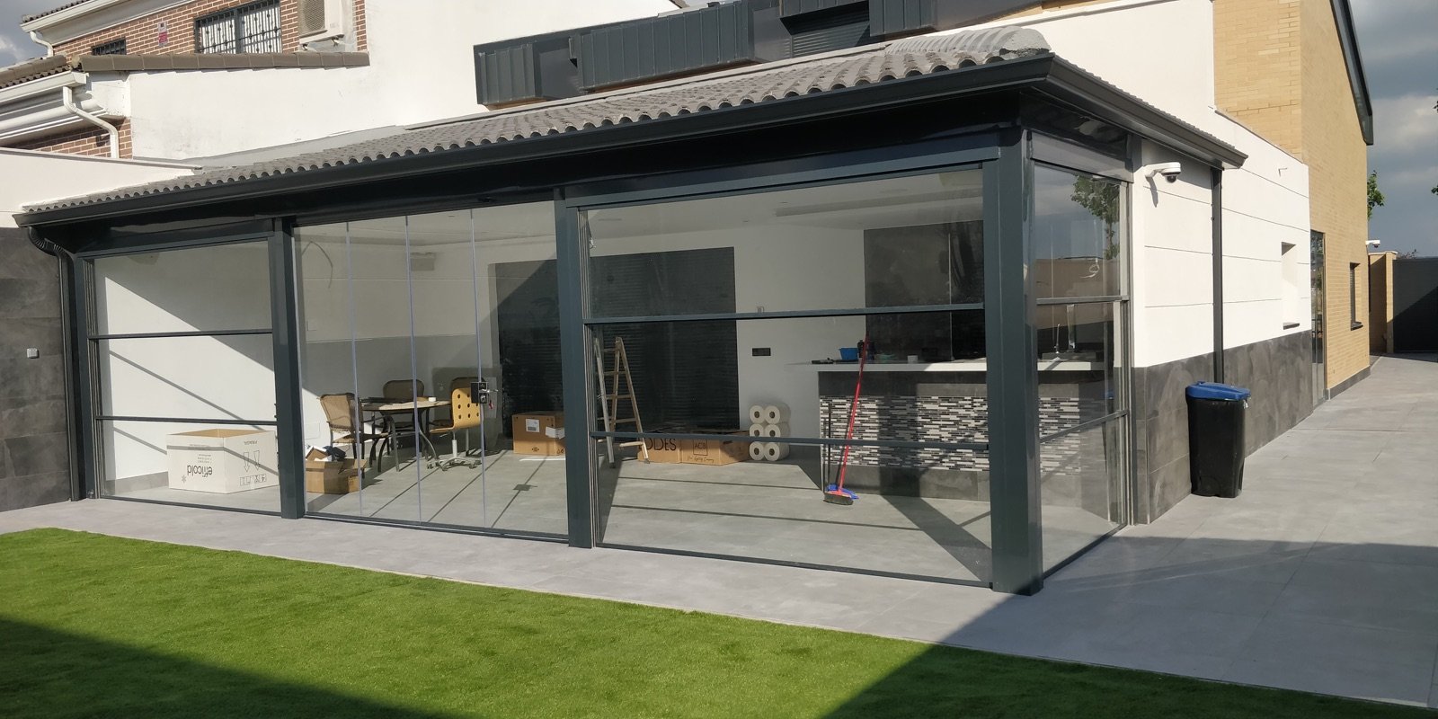 Cerramiento de cristal instalado en una vivienda