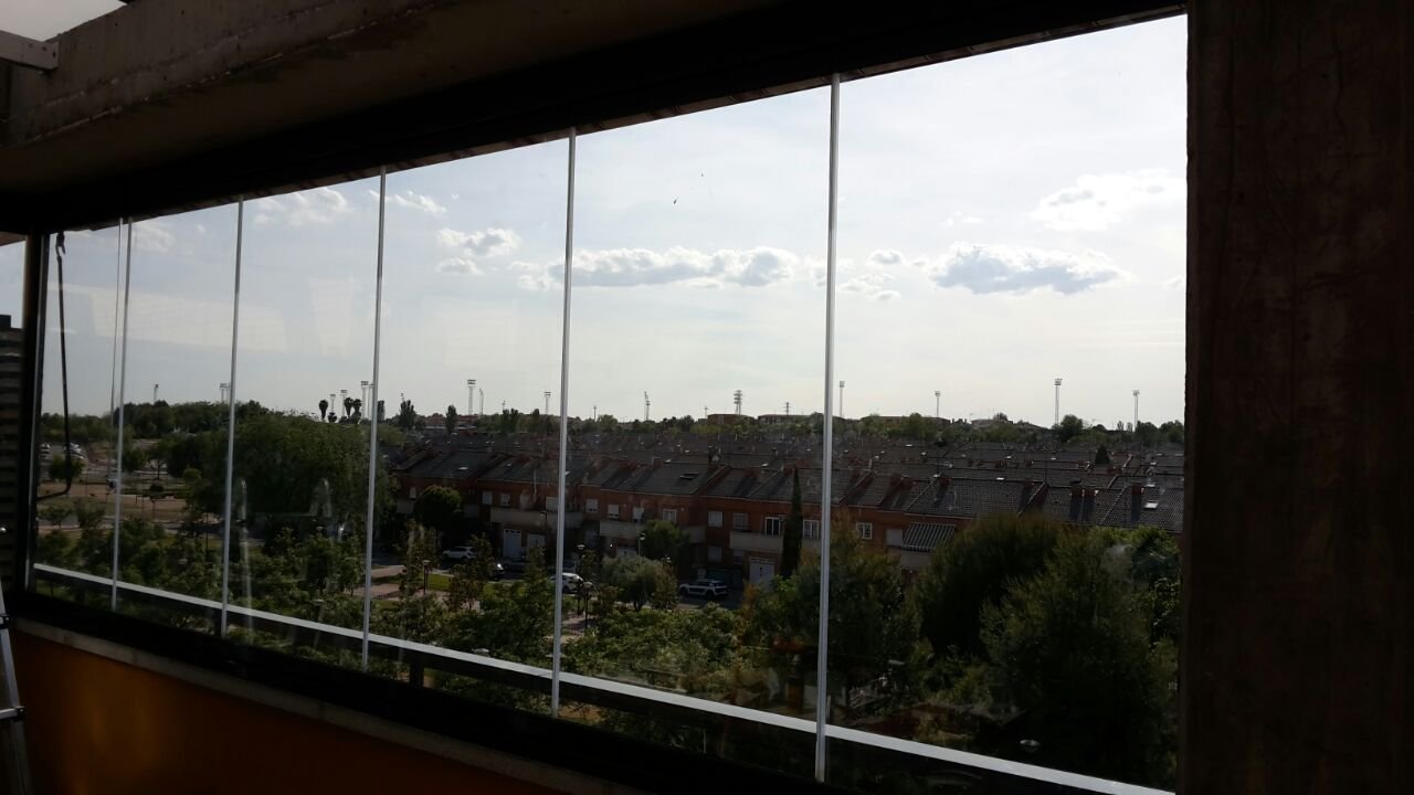 Cortina de cristal en una terraza