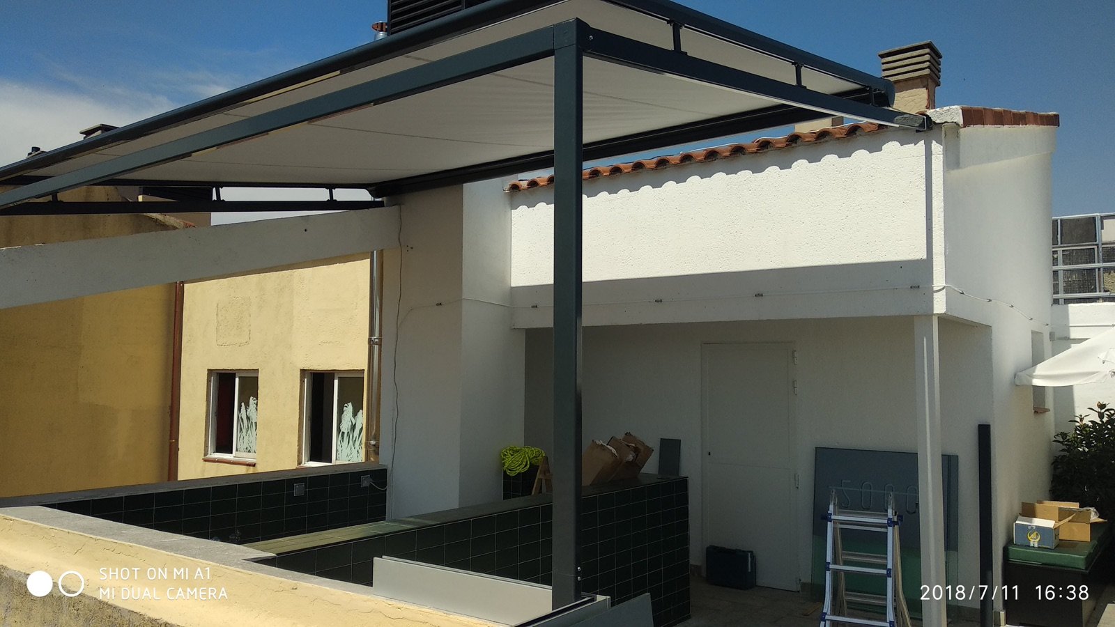 Toldo instalado para proteger una terraza